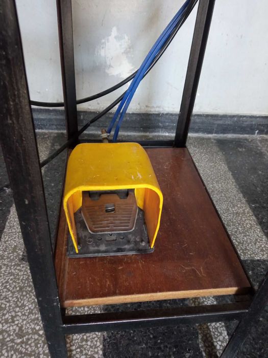 Пневматична преса за поставяна на метални копчета, капси , тик-так.