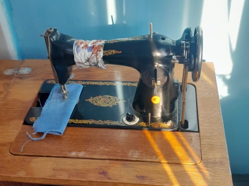 Продам ножную швейную машину