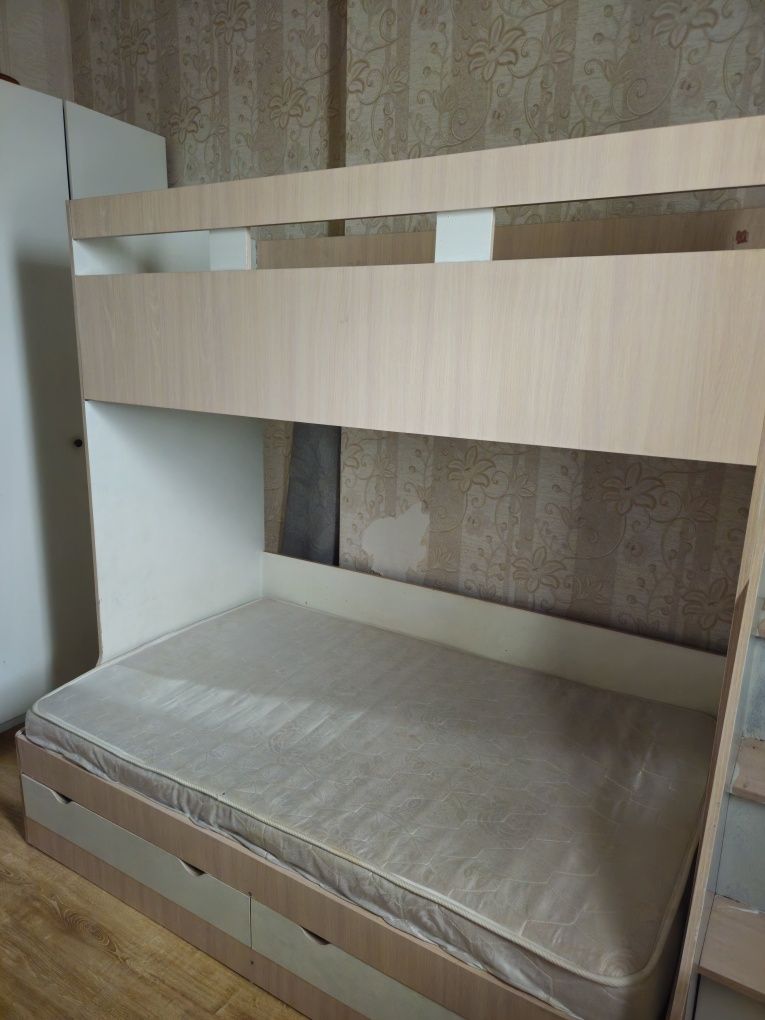 Продам  двух ярусную кровать
