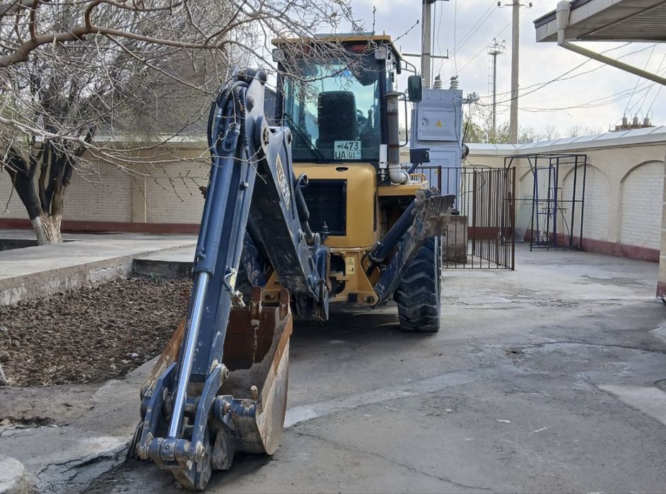 Ekskavator sotiladi yoki bolib tolash shart bilan beriladi