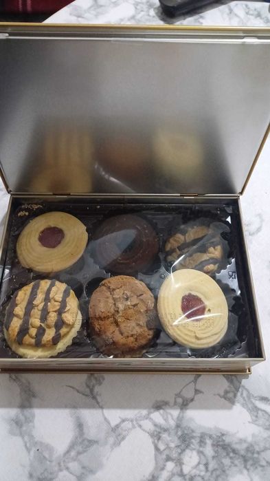 Луксозни бисквитки в метална кутия