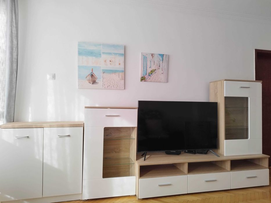 Холна тв секция бял гланц