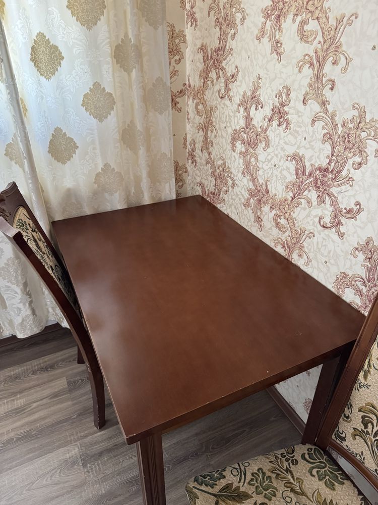 Стол со стульями