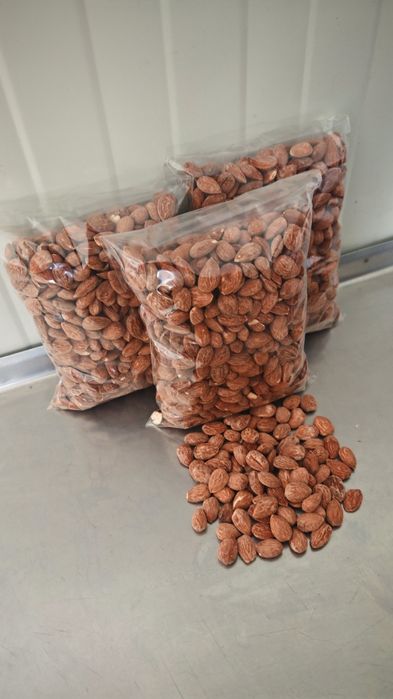 Прясно изпечен български бадем със сол – реколта 2025