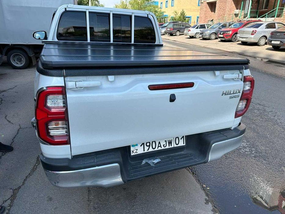 Крышка трехсекционная на Toyota Hilux алюминиевая Тойота Хайлюкс