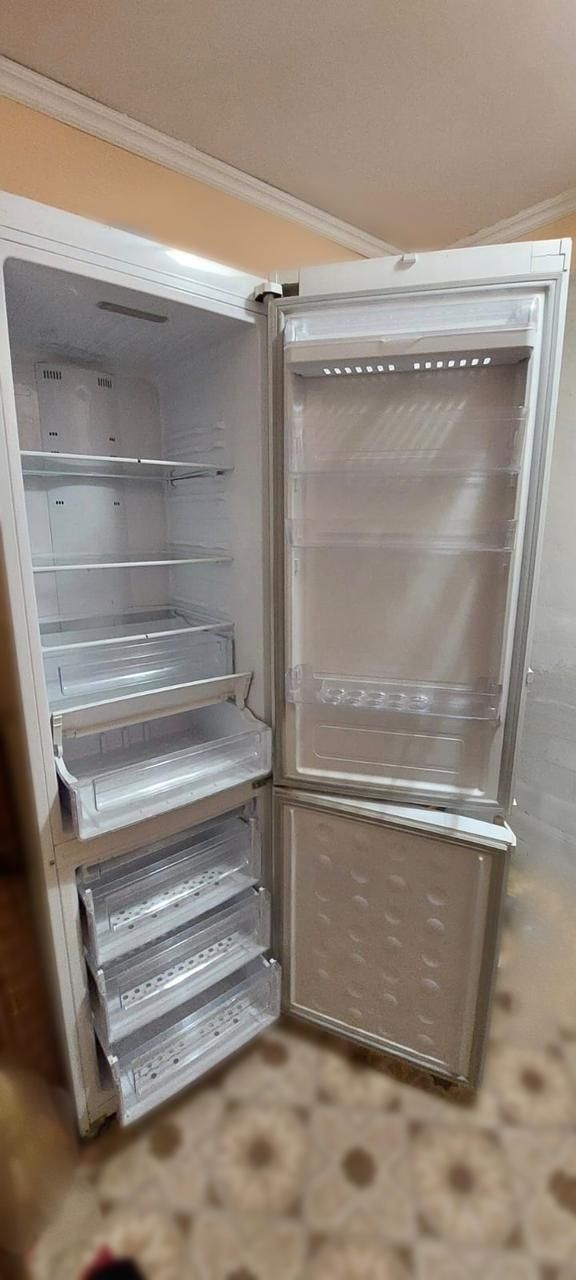 Продам холодильник Samsung в отличном состоянии!