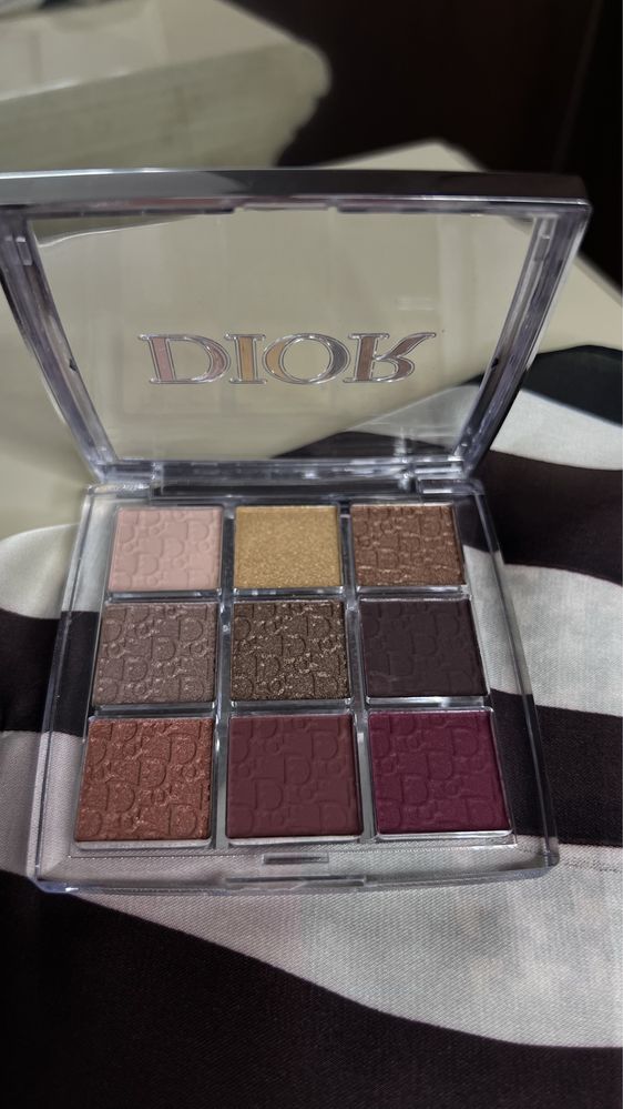 Dior всё есть на фотках показано качественные плюс подарочный пакет!