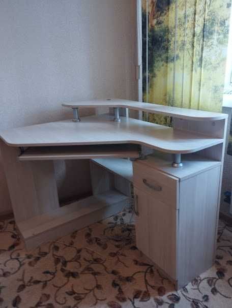 Продаётся  стол для компьютера белого цвета