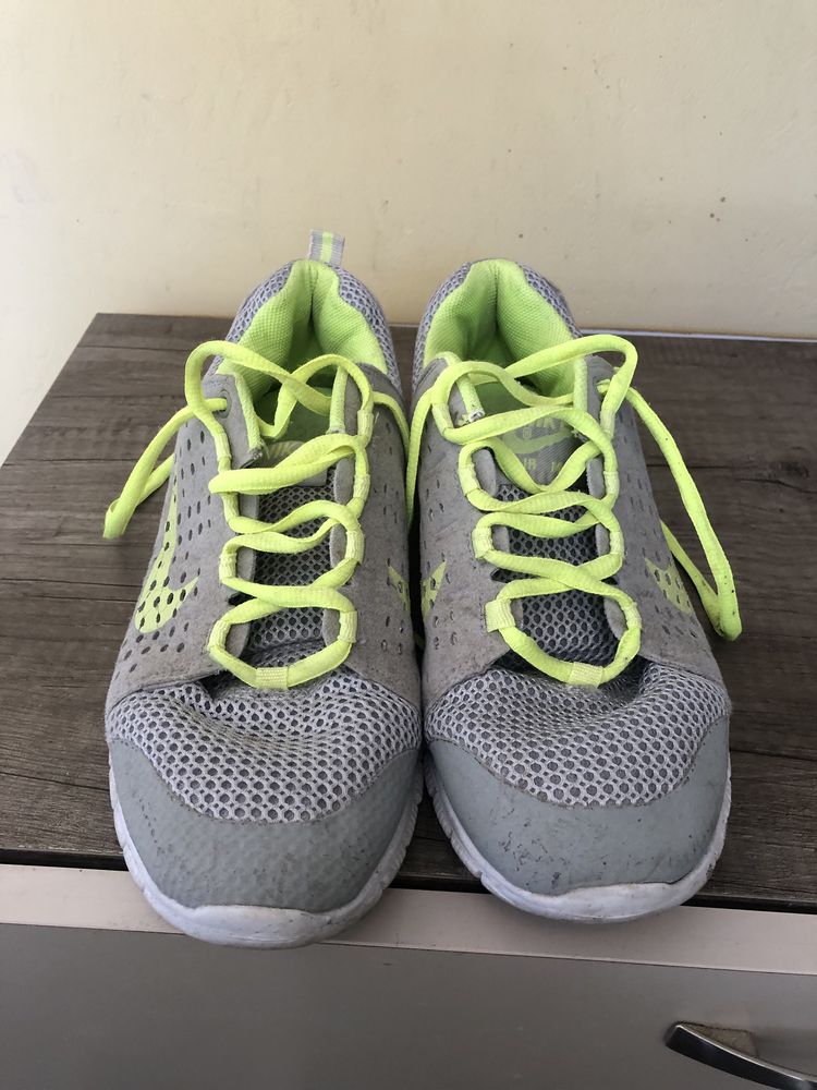 Маратонки Nike в си цвят