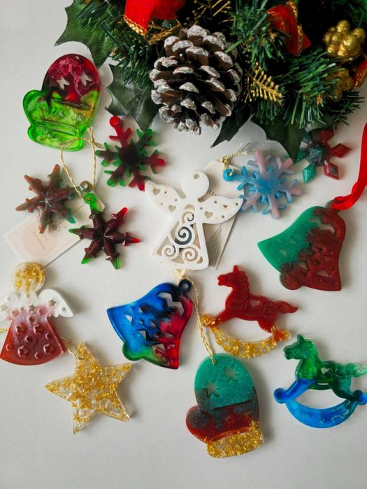 Коледни играчки  за елха от епоксидна смола 
Ръчно изработени фигурки