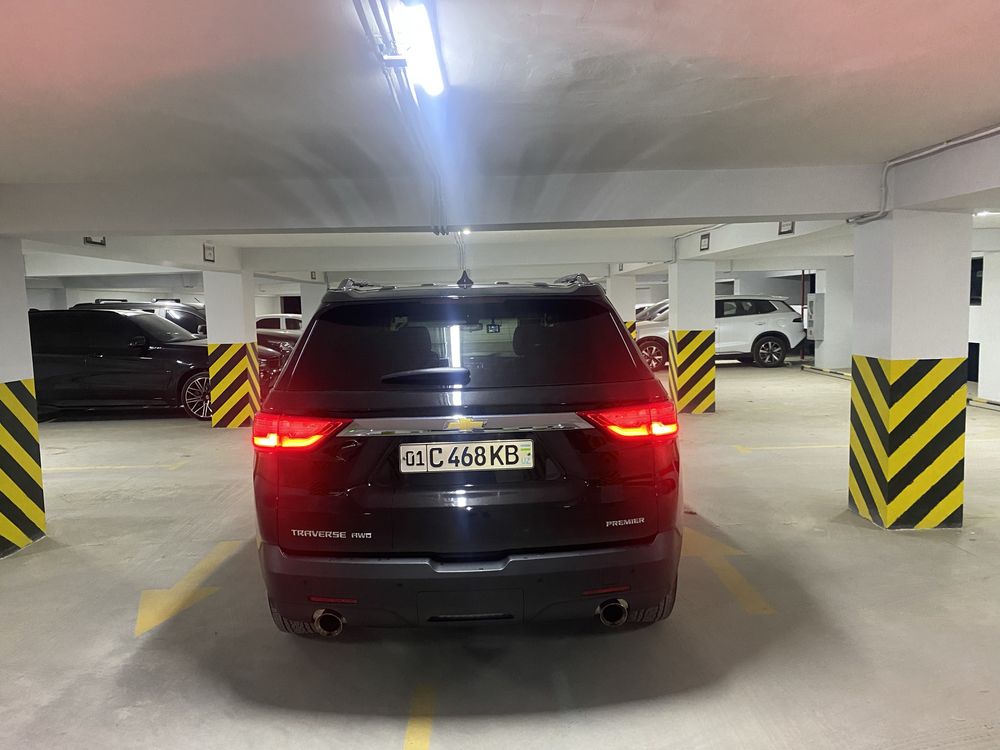 Черный Traverse 2020