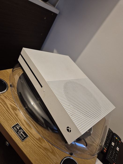 Consola Xbox one s + controller + Gta V si Farcry 5