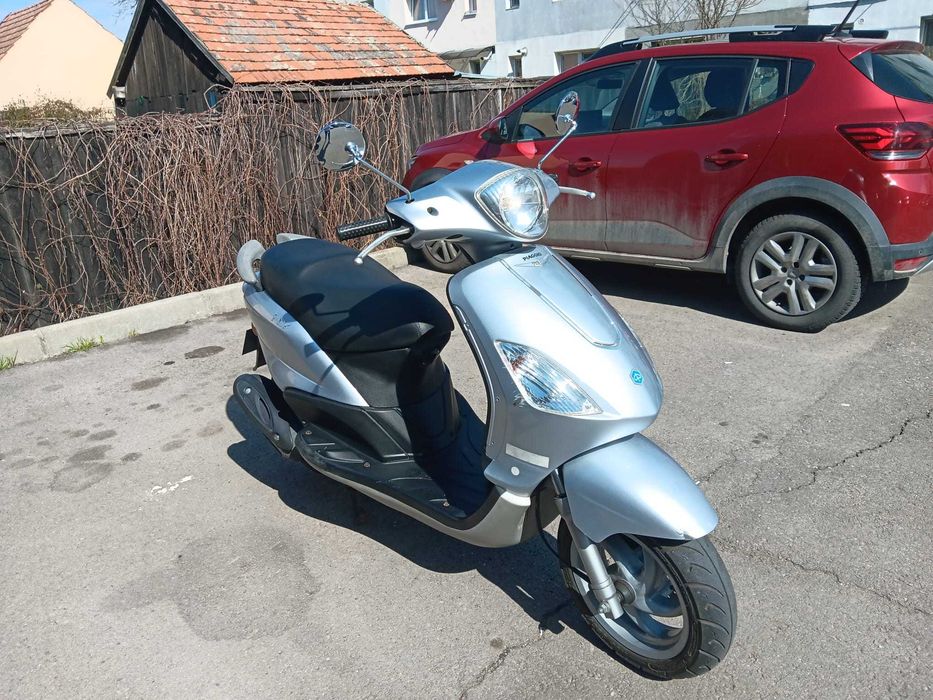Vând scuter Piaggio Fly 2009 50cc 4T-se conduce cu permis categoria B