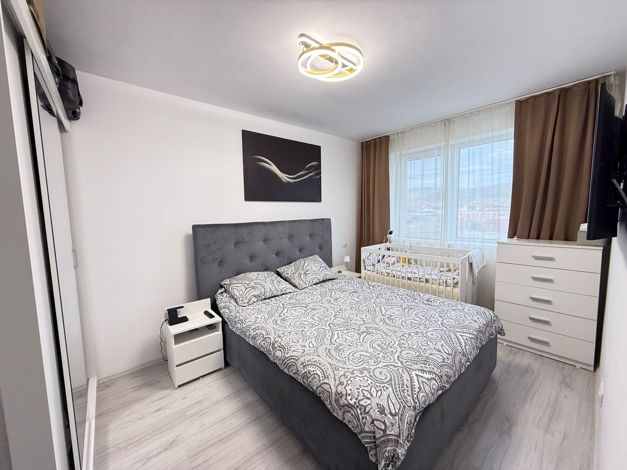 Apartament de vânzare în bloc nou, complet mobilat și utilat.