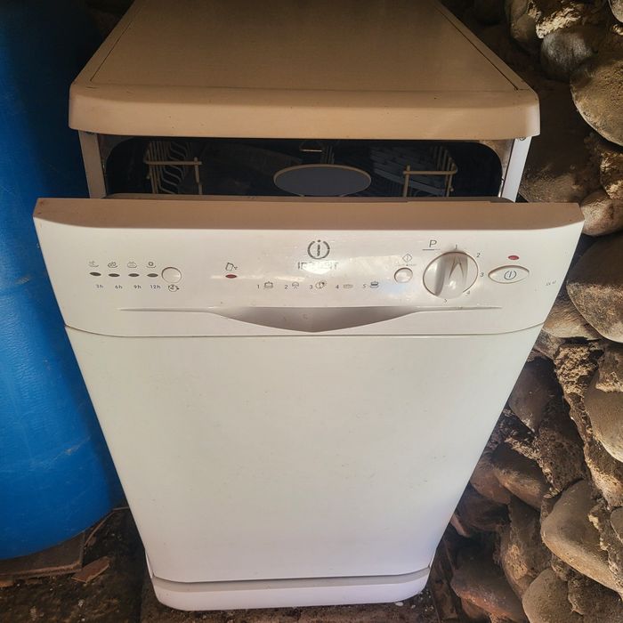 Vând mașină de spălat vase Indesit