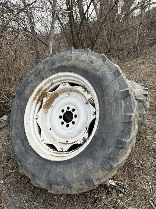 Vand cauciucuri  de tractor cu tot cu jante