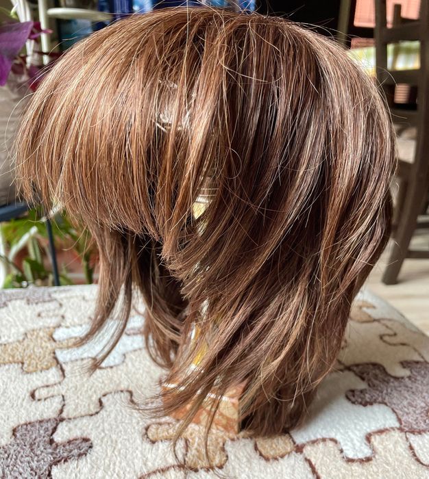 Перука - цвят кестеняв с дискретни по-светли кичури.