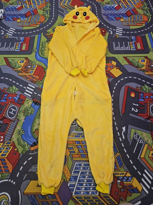 Pijama pikachu, material moale, 9-10 ani, 80  lei