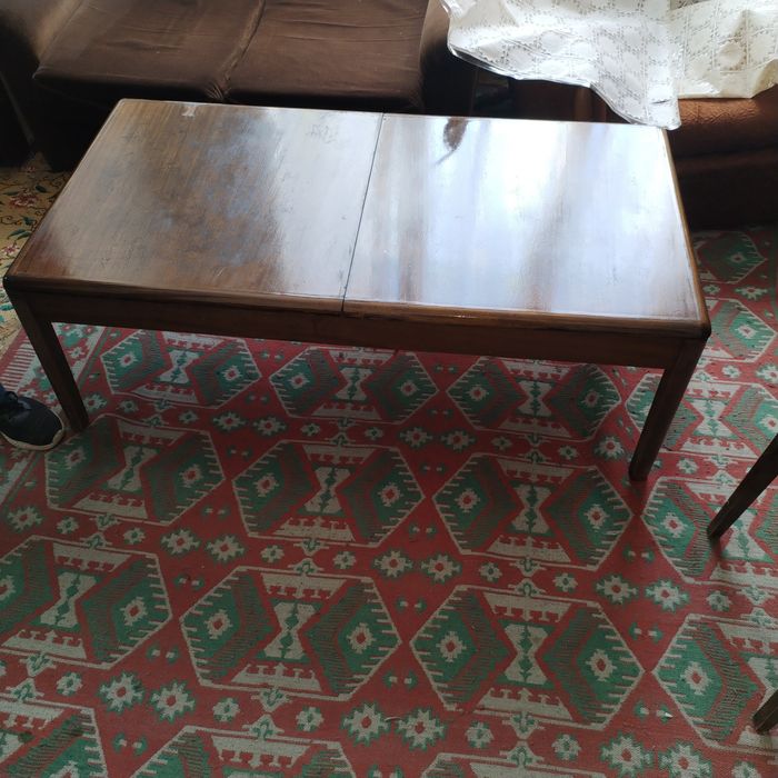 Мебели стари столове , абажур , маси и нощни шкафчета.