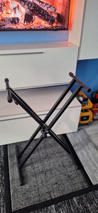 De vânzare stativ Nou !pentru clape/orgă – reglabil