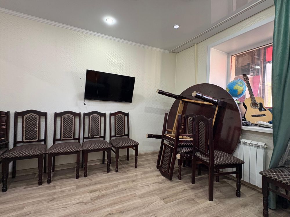 Продаю круглый стол и 12 стульев