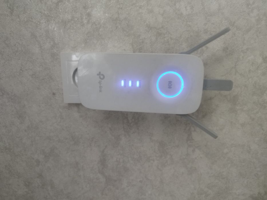 Продам Интернет усилитель  TP-LINK для роутеру. Частота 2.4-5Гц.