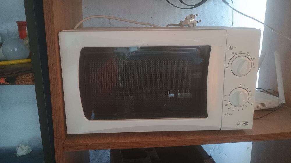 Vând cuptor cu microunde