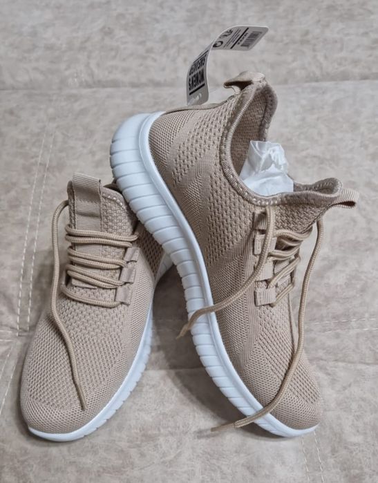 Кроссовки женские новые