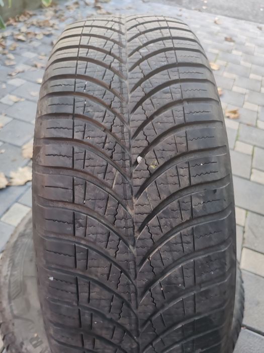 Vând 2 anvelope goodyear 215 65 r17