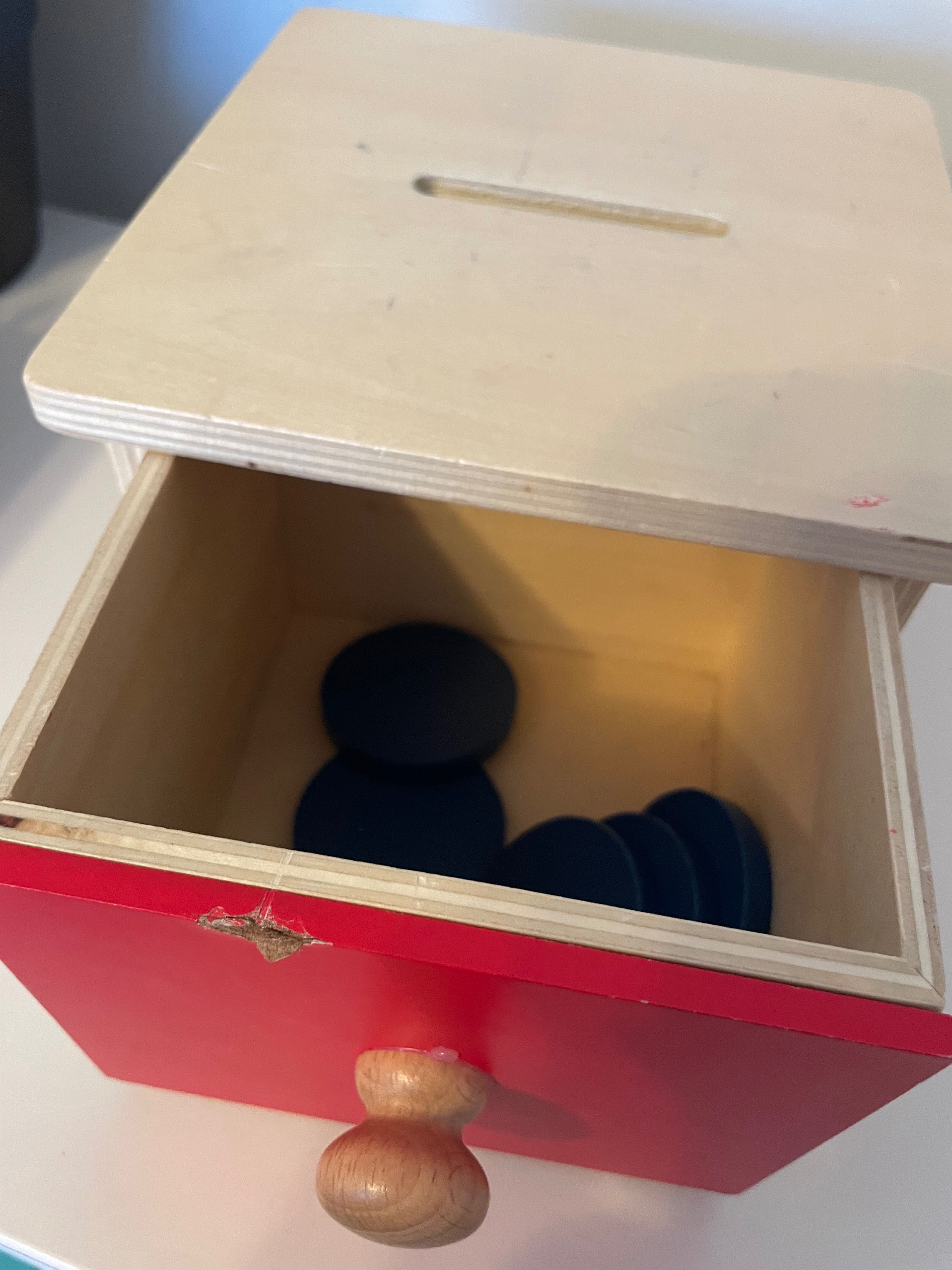 Монтесори играчки - Кутия с чекмедже и жетони, Сортер-вертикална ос