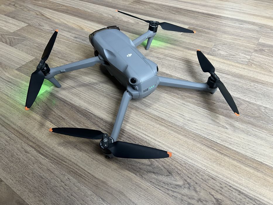 Продавам DJI Air 3S Fly More Combo