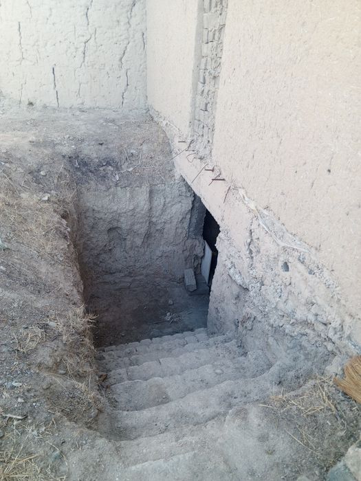 Дача уй жой сотилади.