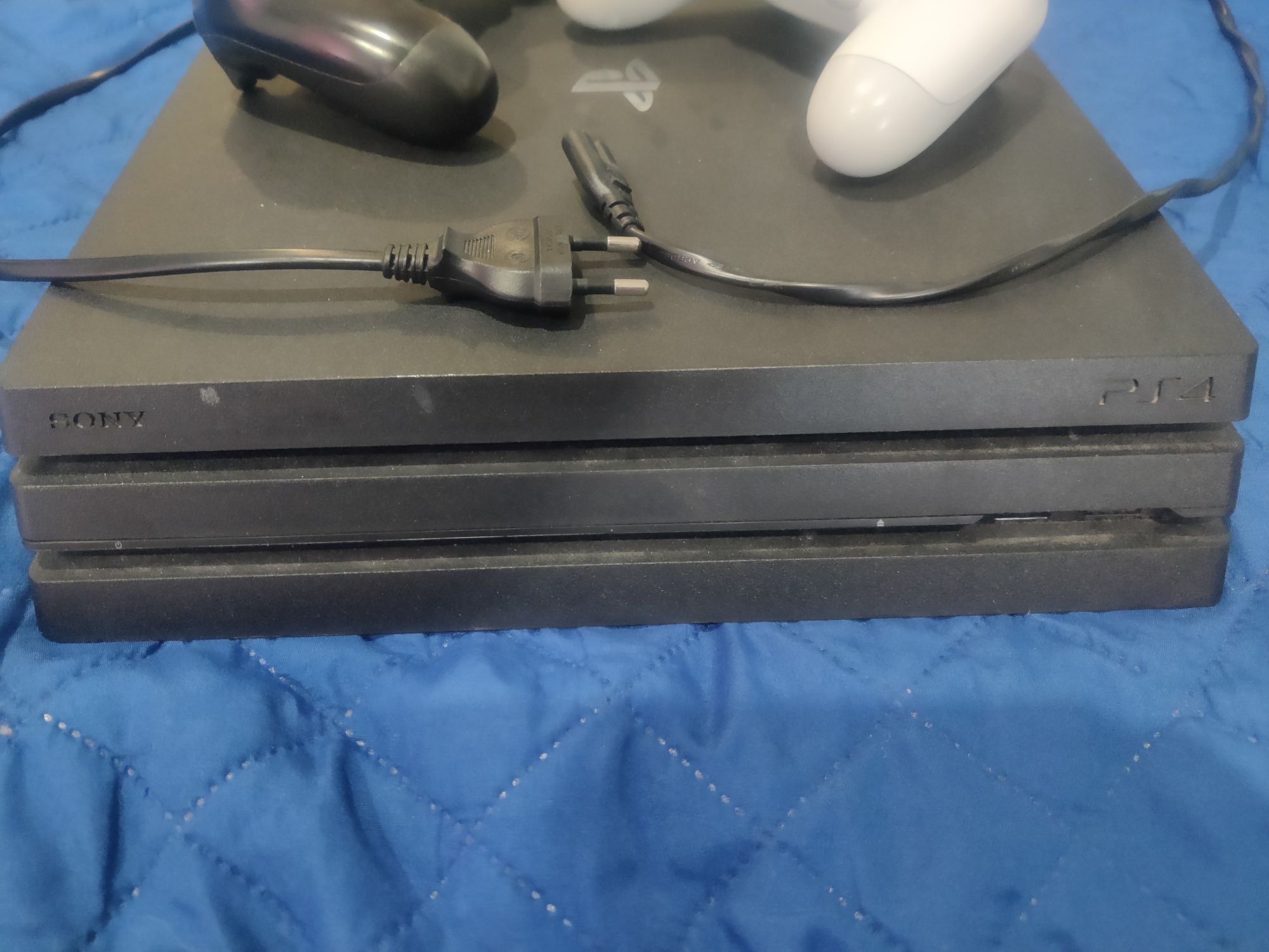 PS4 pro - с два оригинални контролера