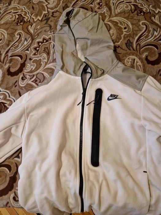 bluza de tech alb  urgent!!