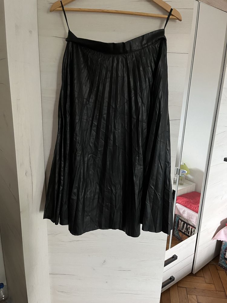 Fusta plisata Bershka marime L noua fara eticheta
