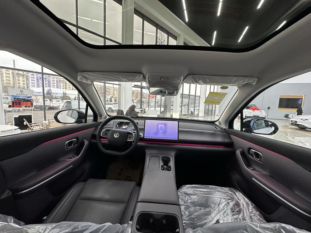 Leapmotor c10 elektro nalichida qora salon