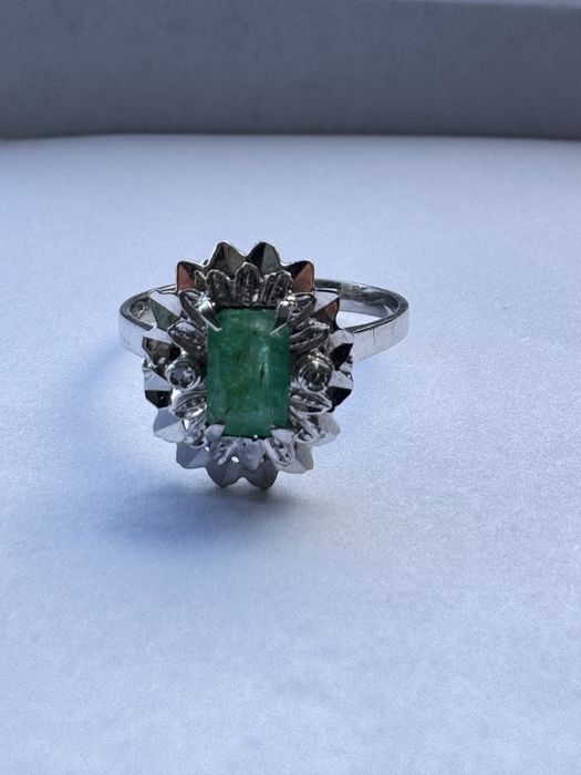 Inel aur alb 18k cu smarald și diamante laterale – mărimea 54