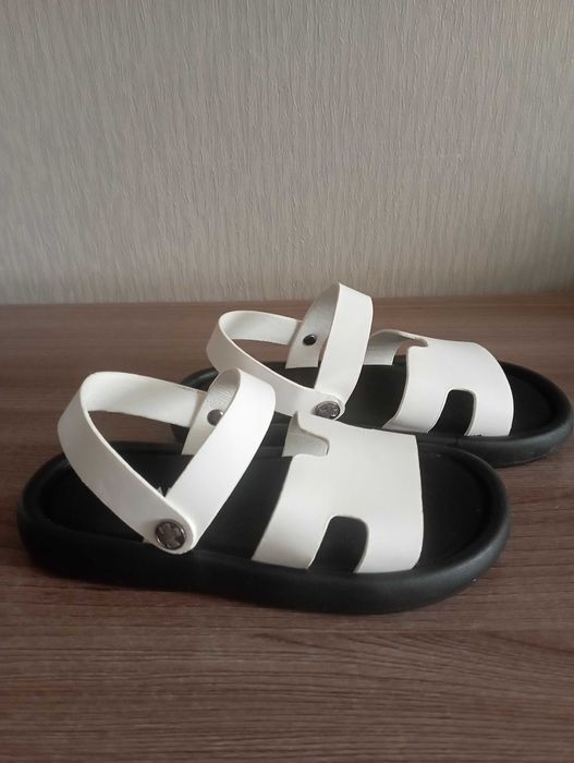 Сандалии на мальчика новые