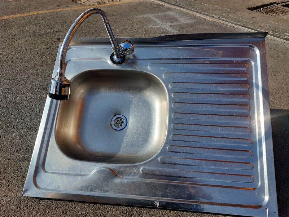 Две раковины с краном и без