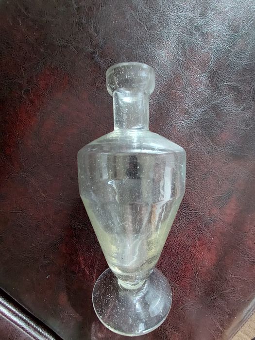 Бутилка стара с малки мехурчета в стъклото