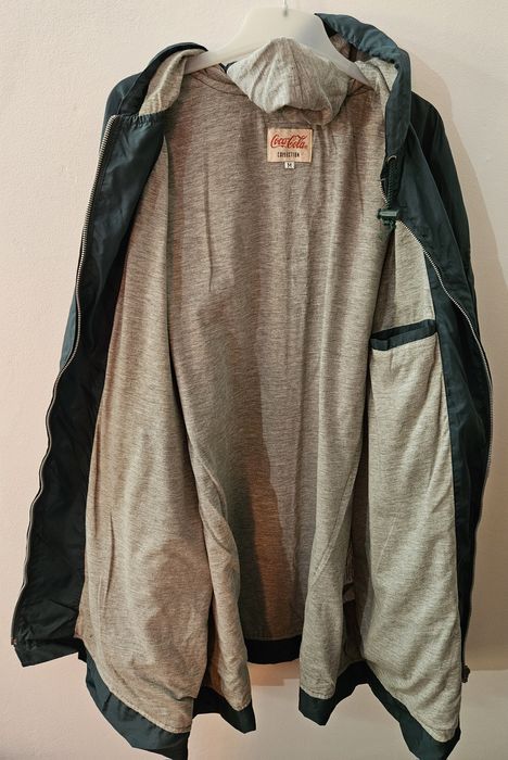 Geaca Coca Cola, nu Jordan, nu Nike, Adidas, Levi's, Gucci, Armani, To