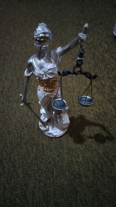 Статуэтка Фемида