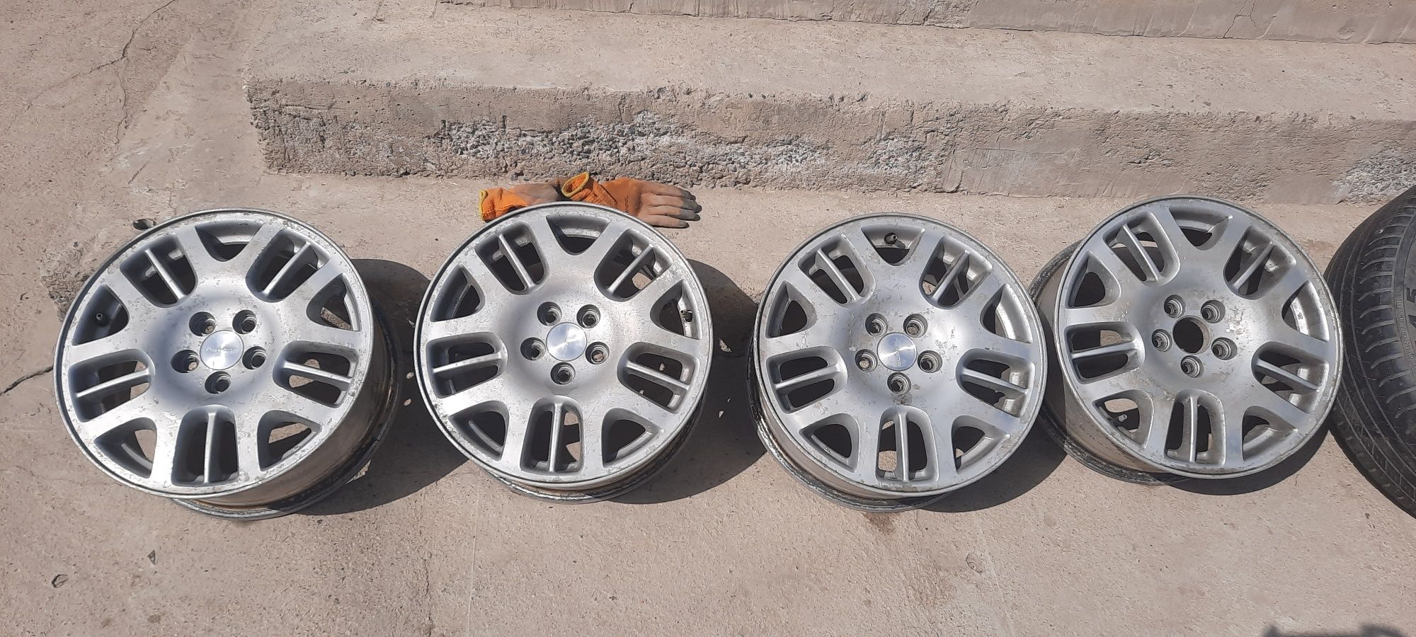Продам  диский  на  SUBARU  R16