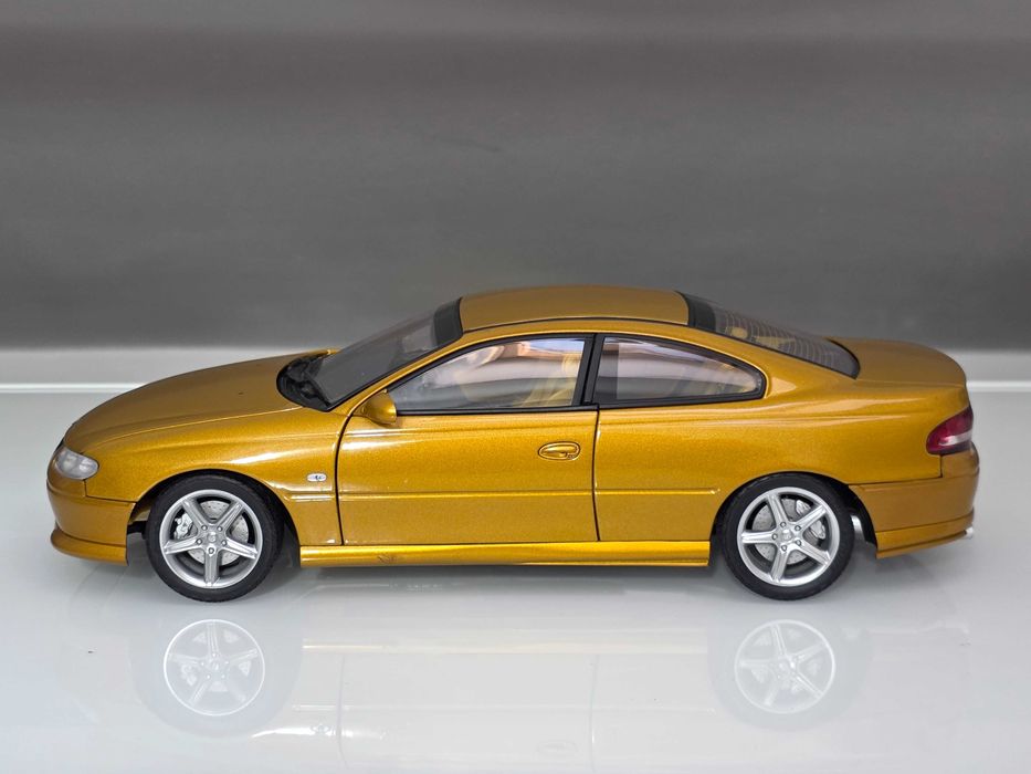 Macheta Auto 1/18 AutoART Holden V8 Commodore Sport Coupe