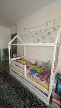 Продам детскую кровать домик