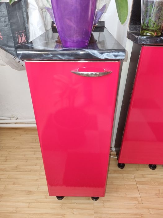 Vand mobila rosie bucatarie