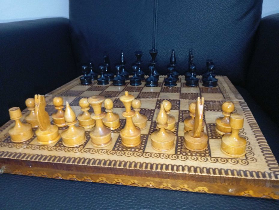 Шах с дървени фигури