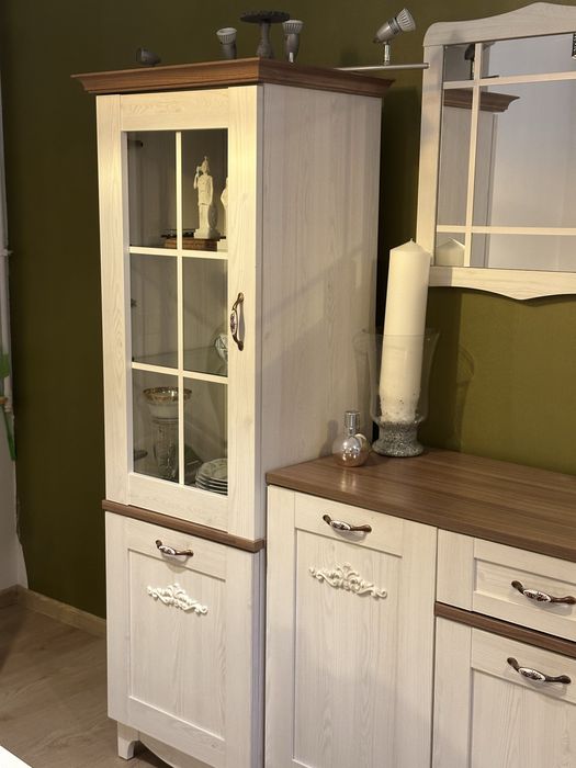 Set mobilier de living Venturo – alb cu blat nuc – 3.450 lei – Brașov