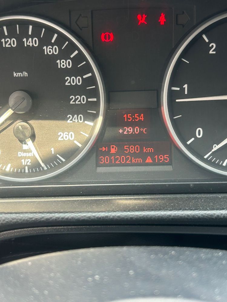 Vand Un bmw seria 3 e 90 ingrijit !