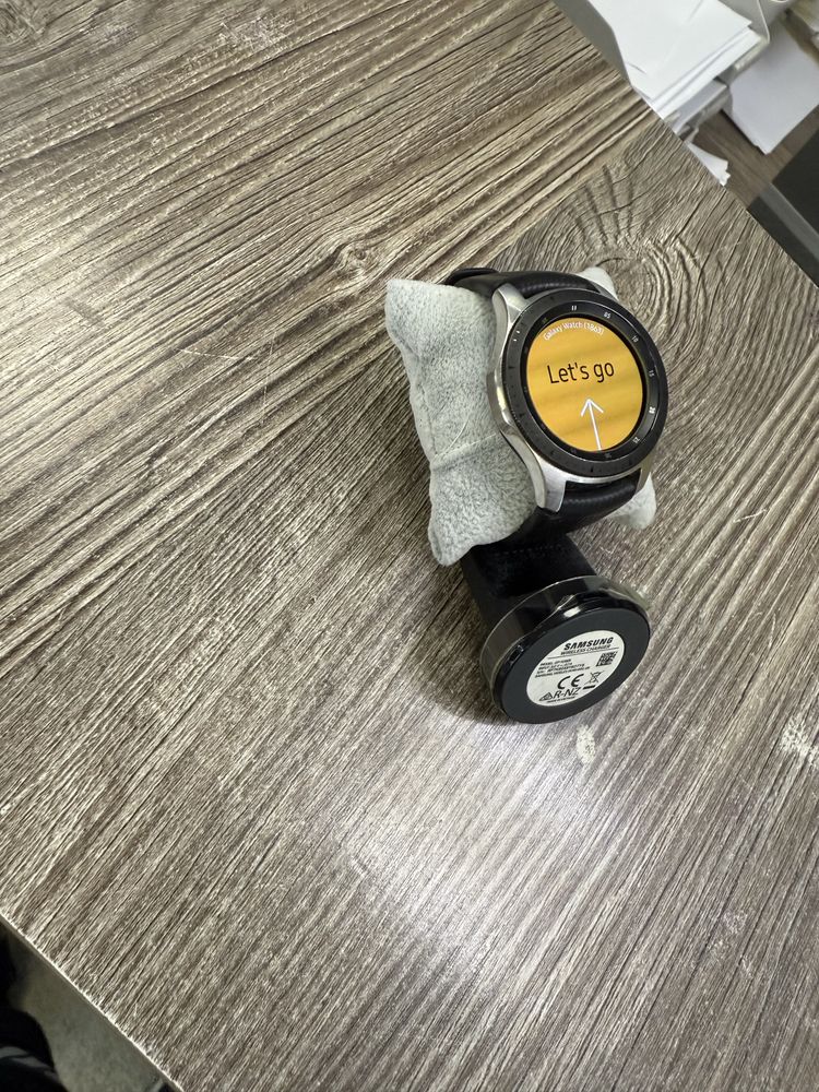 Samsung Galaxy Watch Sm-R800 +зарядно